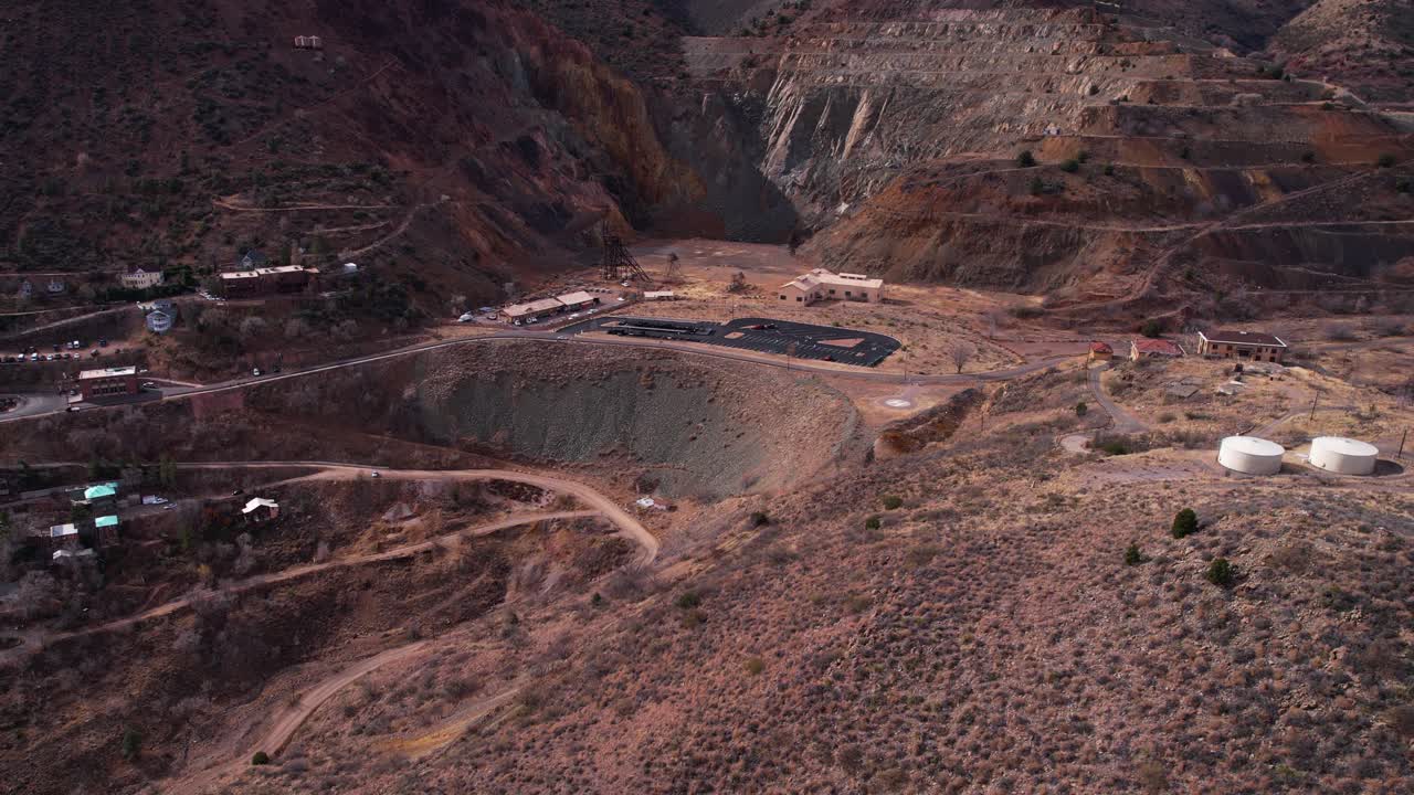 vista aérea de la abandonada mina de cobre de united verde en jerome, arizona, estados unidos, tomada por un avión no tripulado