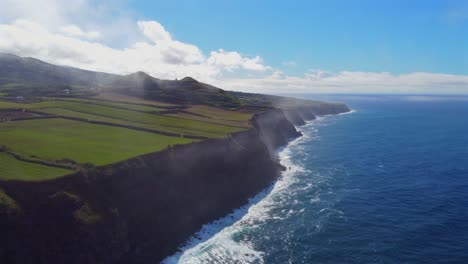 Altos-Acantilados-Que-Se-Extienden-A-Lo-Largo-De-Las-Azores-Portugal