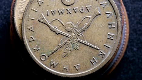 primer plano de monedas muy antiguas