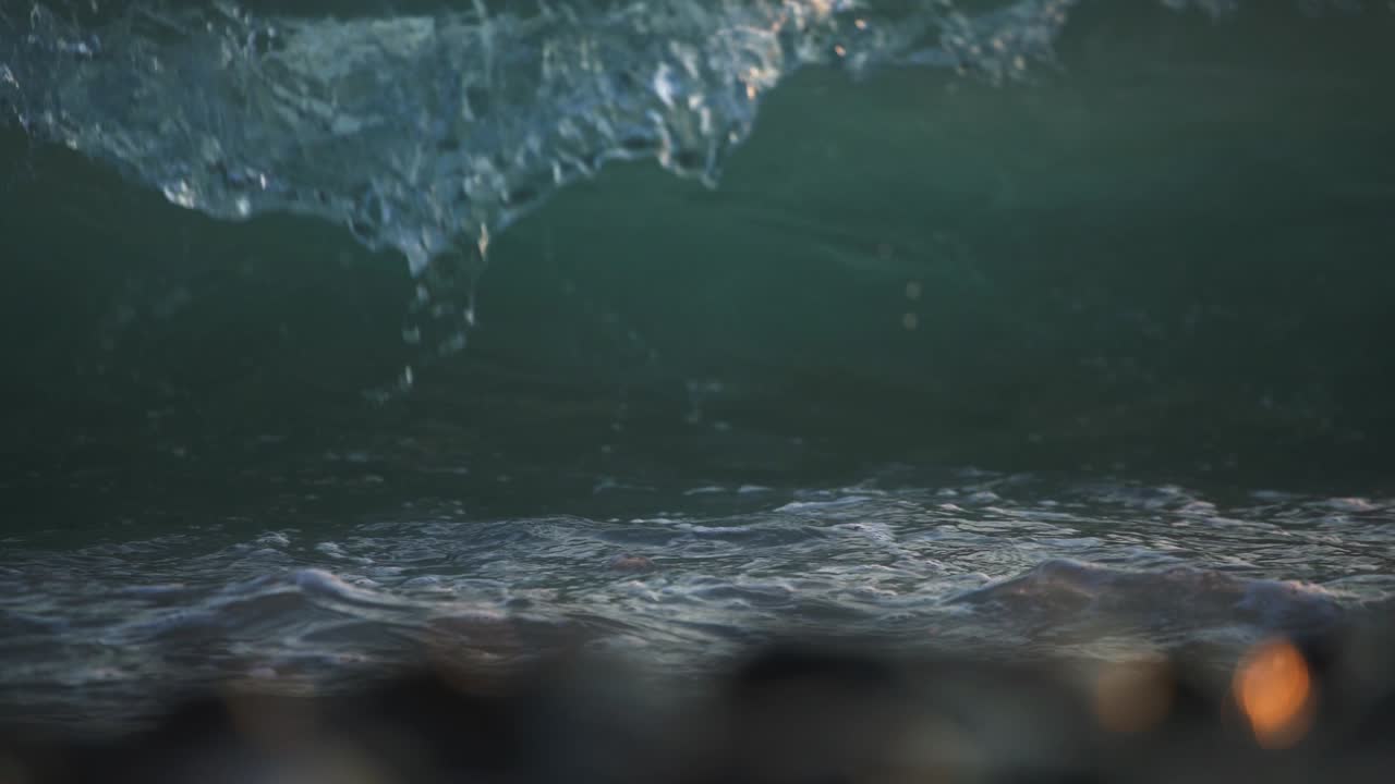 해가 지는 곳에서 바다의 비석. 배경.