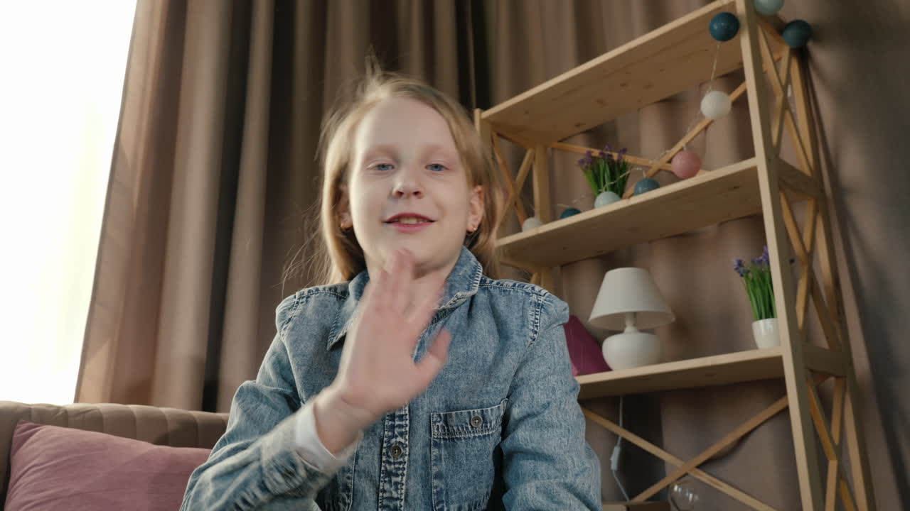 Vista dalla fotocamera del laptop - Un bambino che parla tramite videochiamata