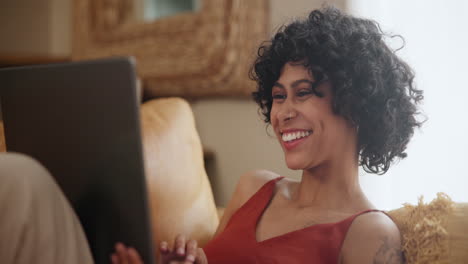 mujer relajándose y riendo en una computadora portátil