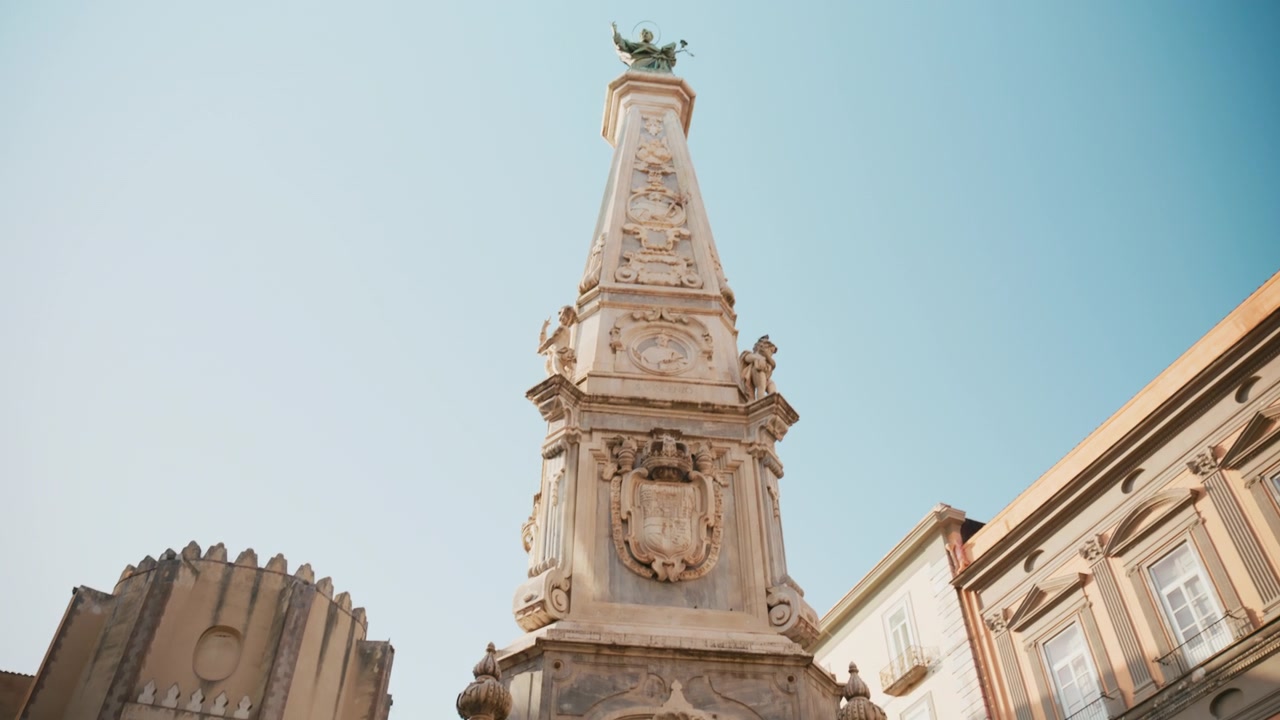 Obelisco di San Domenico a Napoli, Italia