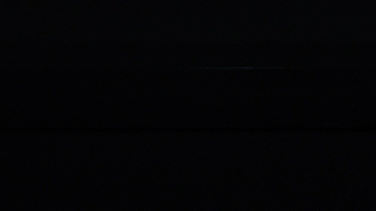 Luces fluorescentes encendiéndose y apagándose, primer plano