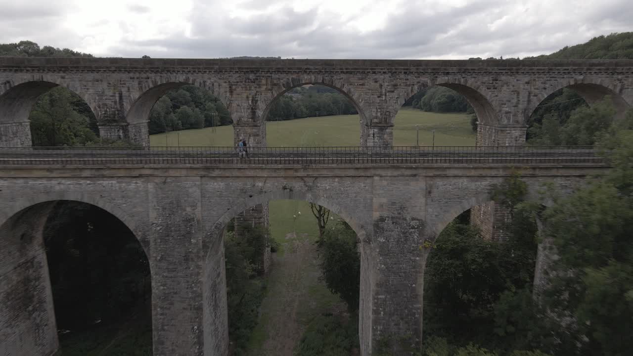 사람들을 가로지르는 그리드의 아름다운 풍경