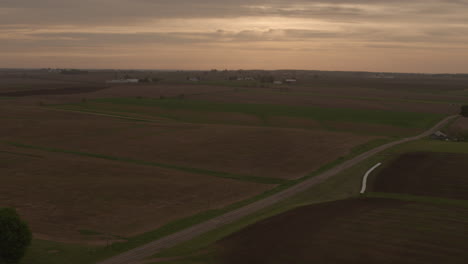 antena de un antiguo camino rural y tierras de cultivo al amanecer siguiendo a la derecha