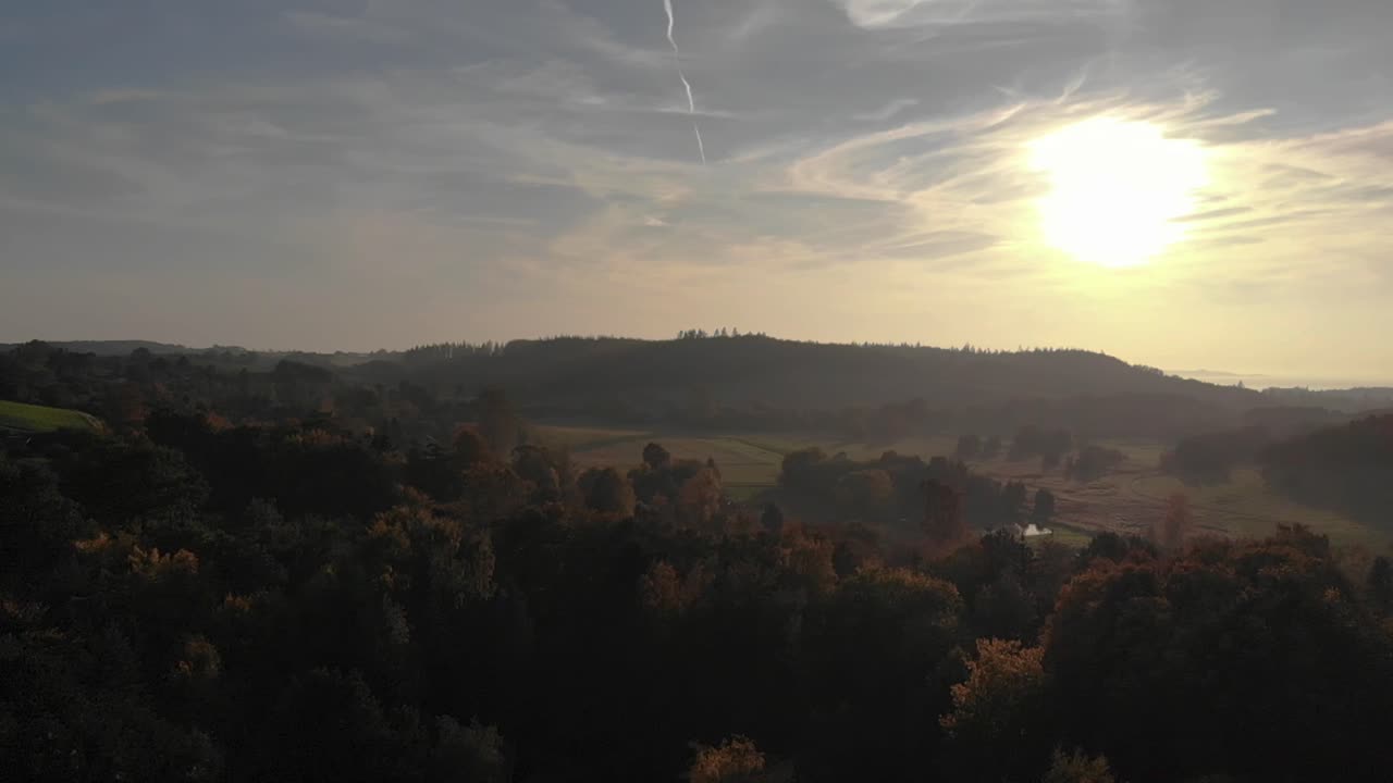 vista aérea de las hermosas colinas verdes hacia el sol en odsherred, dinamarca