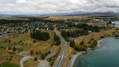 In-Der-Nähe-Des-Tekapo-Sees-Befindet-Sich-Eine-Straße,-Die-Bis-Zum-Horizont-Reicht