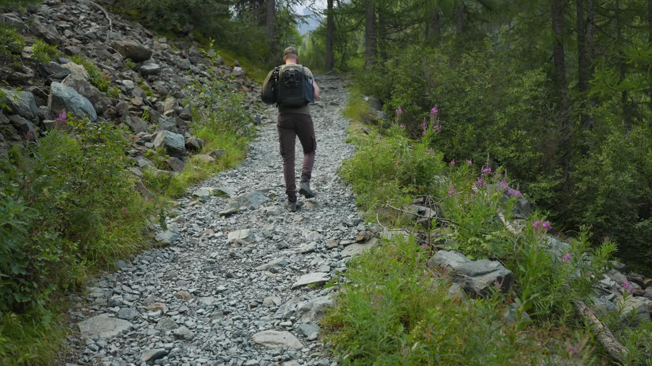 creador de contenido caucásico caminatas con avión no tripulado fpv, paisajes de montaña