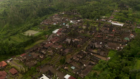 Vista-Aérea-De-Turistas-Y-Habitantes-Locales-En-El-Templo-Besakih-En-Bali,-Indonesia.-Tiro-Circular-De-Antiguas-Esculturas-Y-Edificios-Antiguos-En-El-Famoso-Templo-Hindú