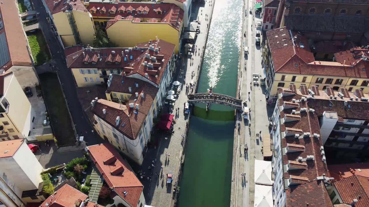 밀라노의 물 운하를 가로지르는 상징적인 보행자 다리, 공중 도 뷰