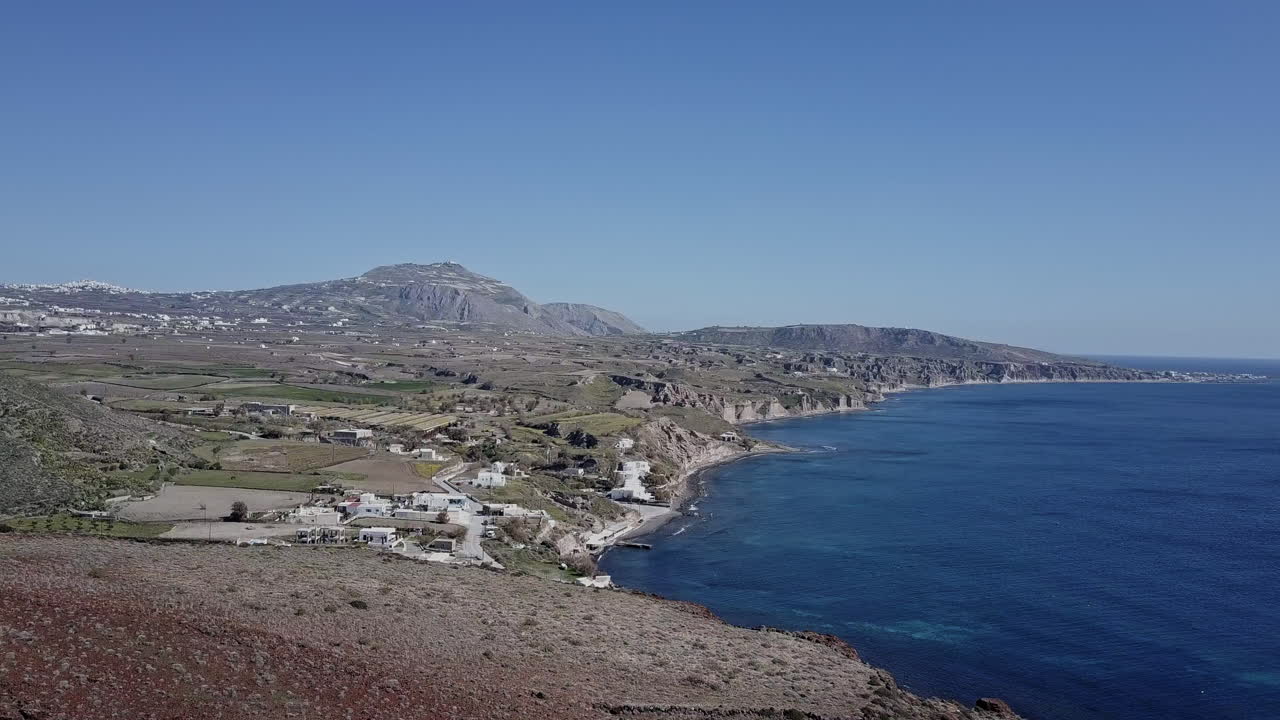 toma aérea panorámica de la isla griega de santorini, en un día soleado, 4k