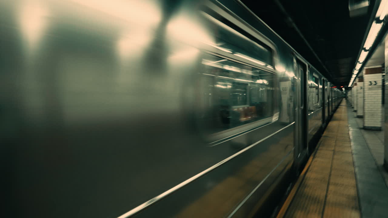 Treno della metropolitana che sfreccia attraverso una stazione sotterranea con sfocatura di movimento