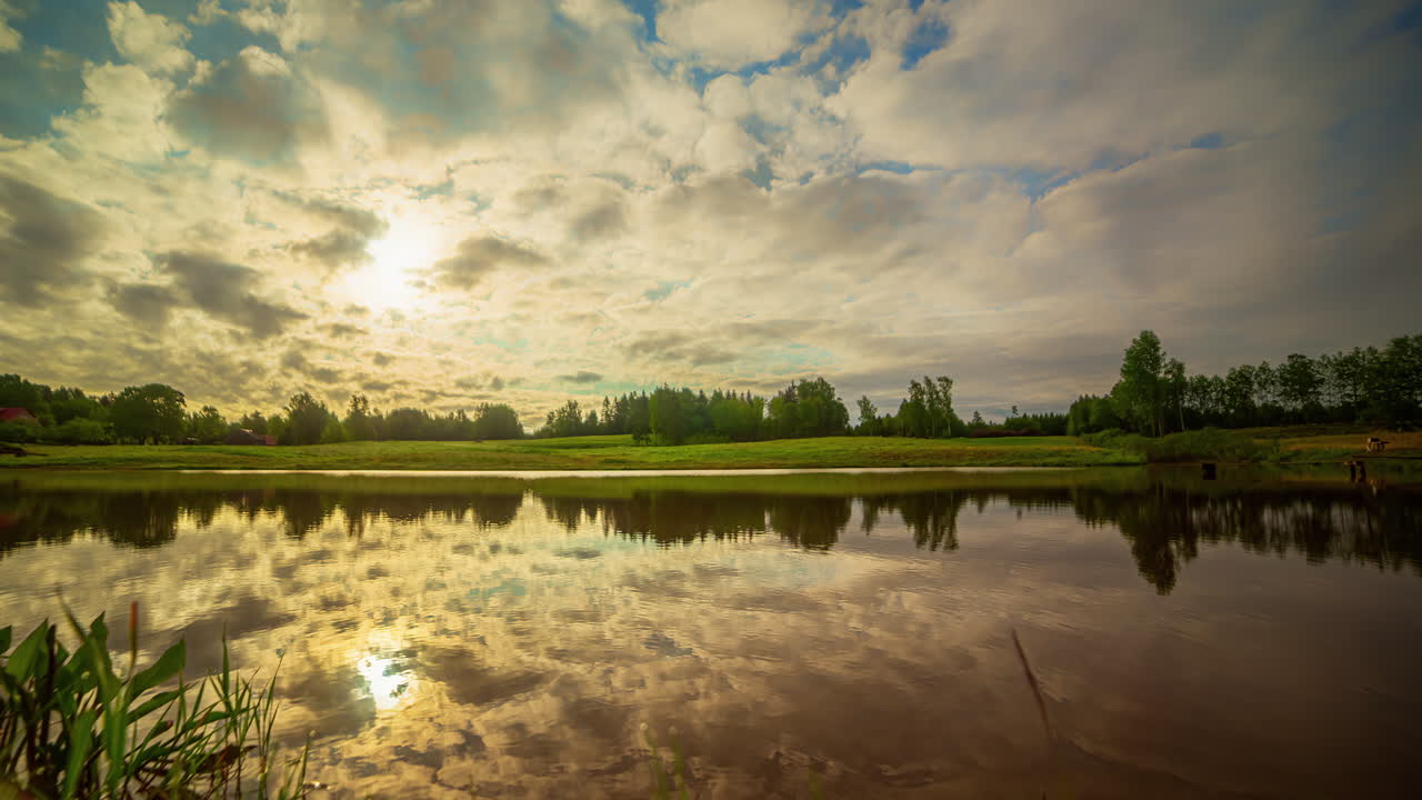 아름다운 시골 풍경에서 화려한 구름 풍경의 타임  ⁇ 스