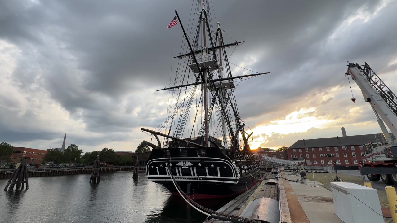 La USS Constitution, storico veliero "Old Ironsides", ormeggiata al Charlestown Navy Yard, Boston, al tramonto.