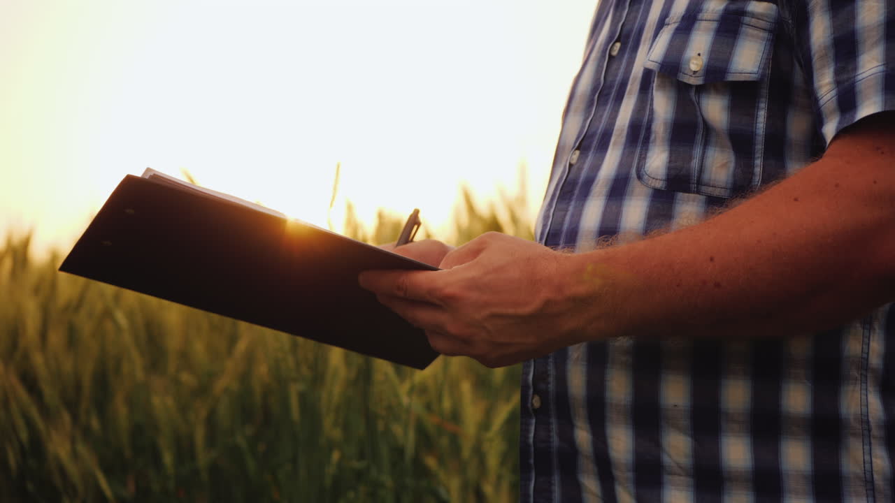 el agricultor firma el documento y le da la mano a su pareja