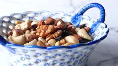 un plato de nueces mezcladas