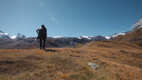 Dolly-Aufnahme-Eines-Wanderers-In-Den-Alpen-In-Der-Schweiz