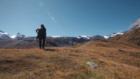dolly disparó a un excursionista en las montañas de los alpes en suiza