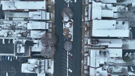 de arriba hacia abajo aérea por encima de la nieve cubierta plaza de la ciudad en los ee.uu.