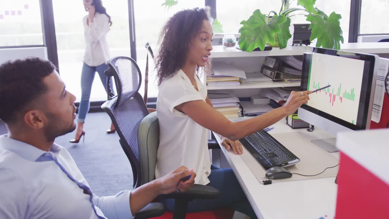 mujer de negocios profesional y hombre de negocios discutiendo sobre una computadora en la oficina en cámara lenta