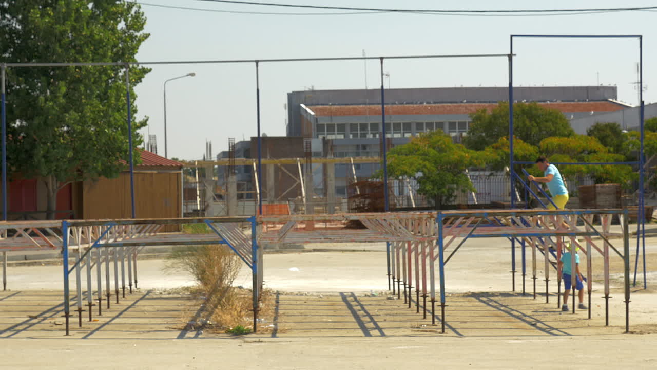 아들과 함께 아빠가 지역을 탐험하고 휴대전화로 사진을 찍습니다.