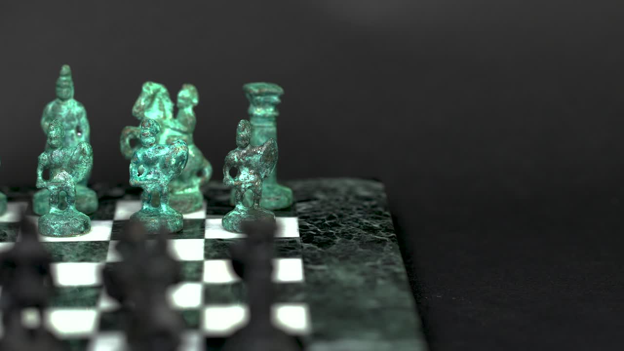 폰 슬라이더 매크로-1로 청록색 브론스 기사가 있는 고대 대리석 체스판