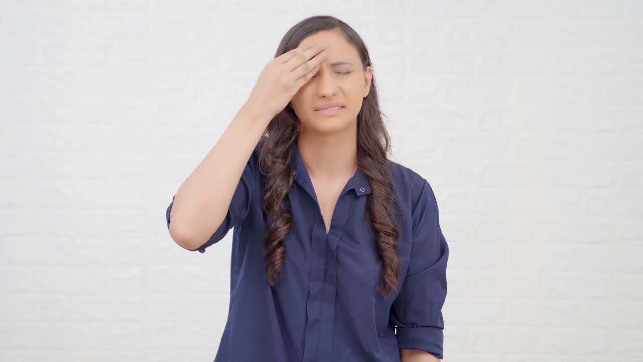 chica india decepcionada por alguien