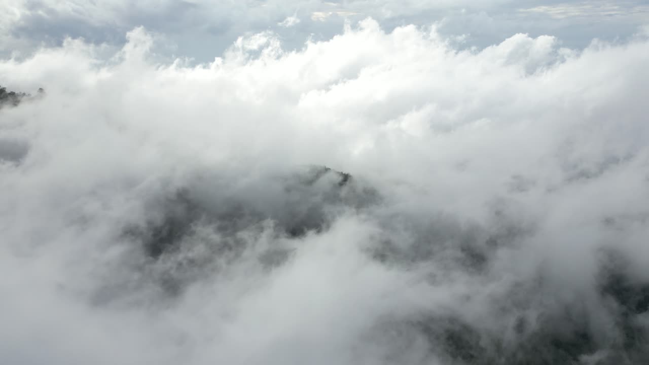 nubes que se mueven sobre las cimas de las montañas en el norte de bali, indonesia