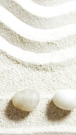 varias piedras de guijarros dispuestas en la arena