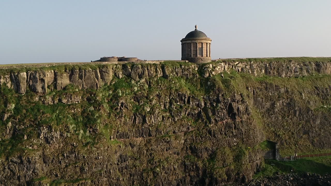 vista aérea del templo de mussenden, downhill demesne, irlanda del norte, reino unido
