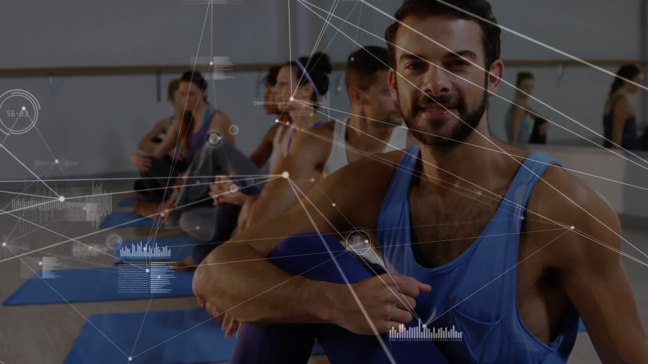 Câmera se aproximando, homem ajustando o joelho, centralizando-se em aula de fitness, gráficos HUD cruzando o homem.