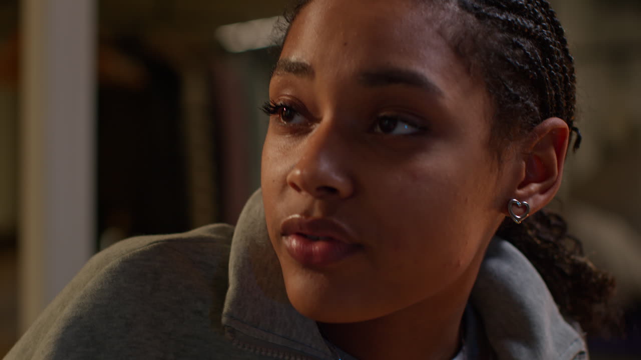 as expressões da jovem.