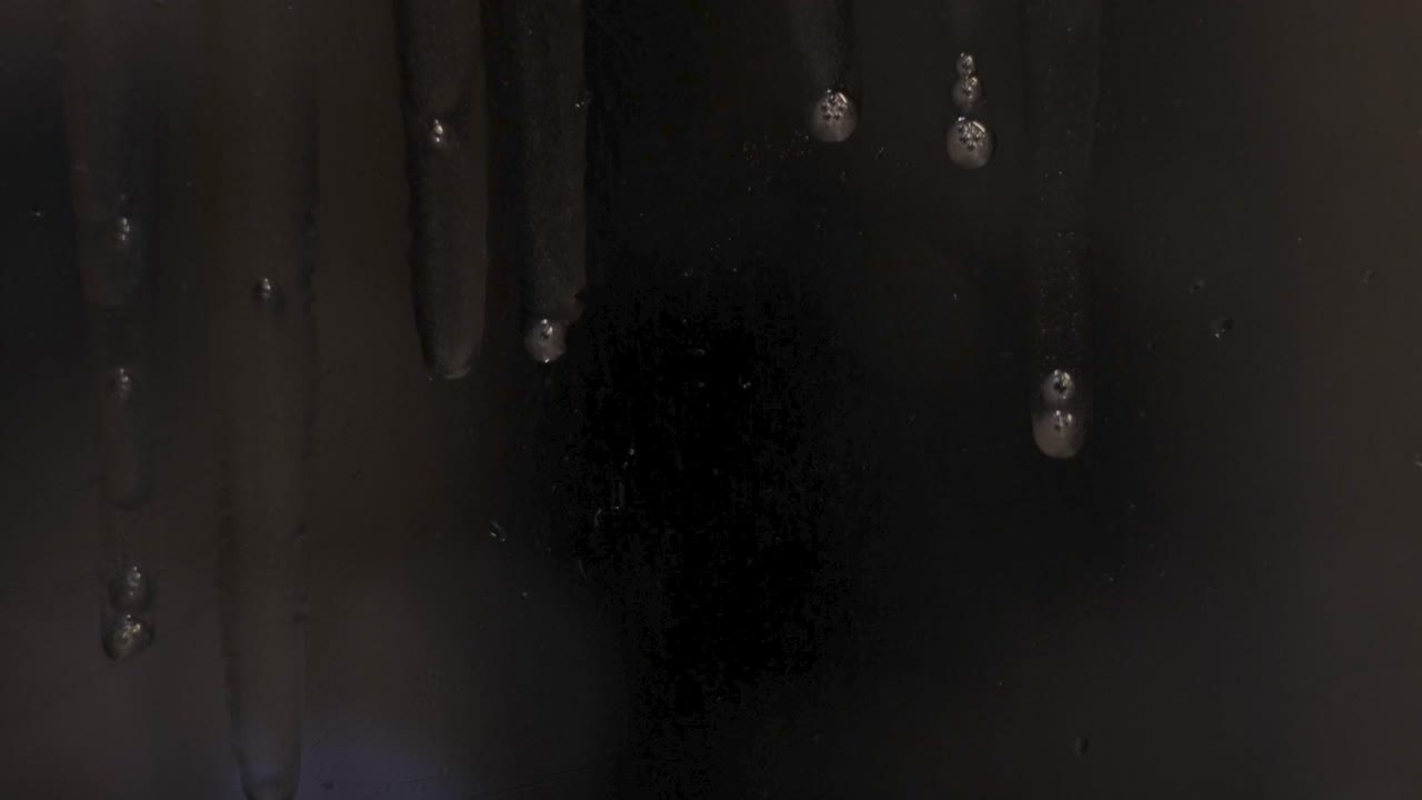 gotas de agua en una superficie oscura