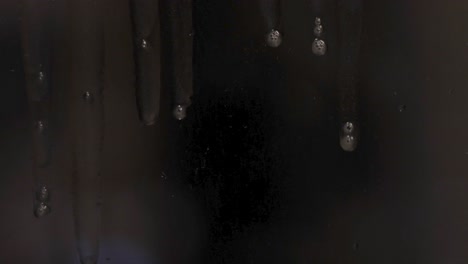 gotas de agua en una superficie oscura