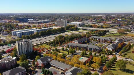 Antena-Del-Tráfico-De-La-Autopista-Que-Fluye-En-Una-Autopista-Cerca-De-Atlanta,-Georgia-Con-Suburbios-Detrás