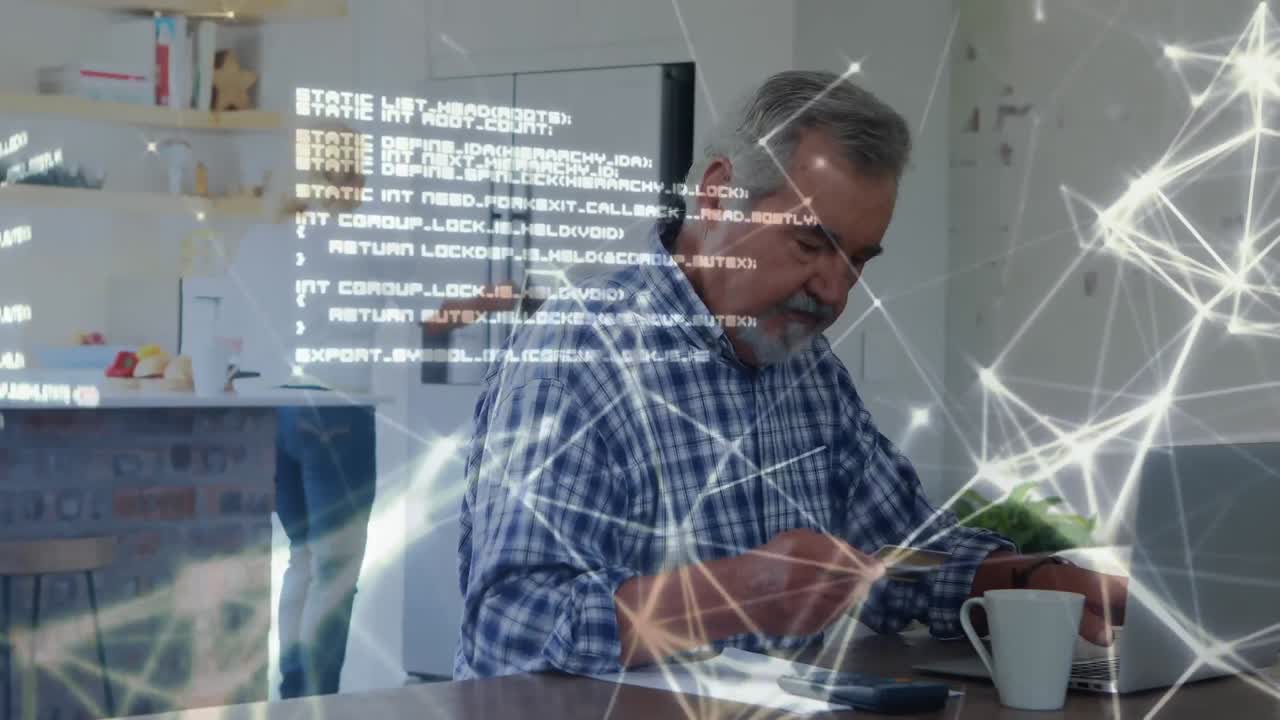 hombre caucásico de edad avanzada en distanciamiento social comprando en línea en casa