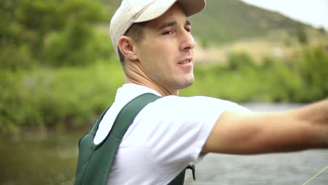 Toma-En-Cámara-Lenta-De-Un-Pescador-Caucásico-Lanzando-Su-Anzuelo-Mientras-Pesca-Con-Mosca-9