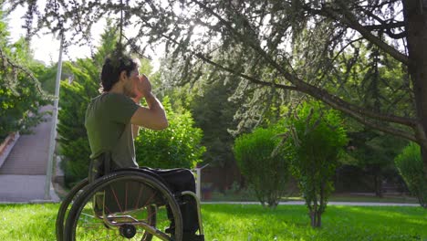 jóvenes discapacitados sentados en una silla de ruedas orando.