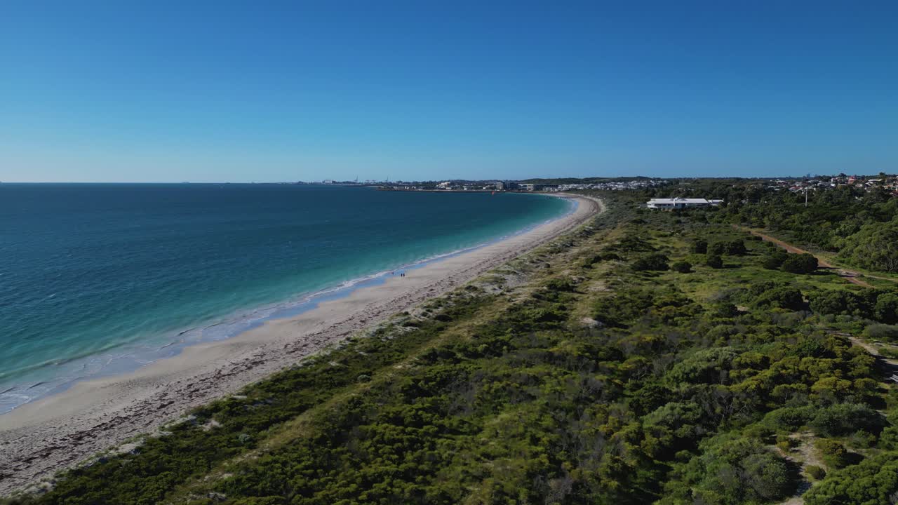 vuelo aéreo a lo largo de la costa vacía de la playa de coogee en un día de verano sin nubes en el suburbio de la ciudad de cockburn de perth, australia occidental