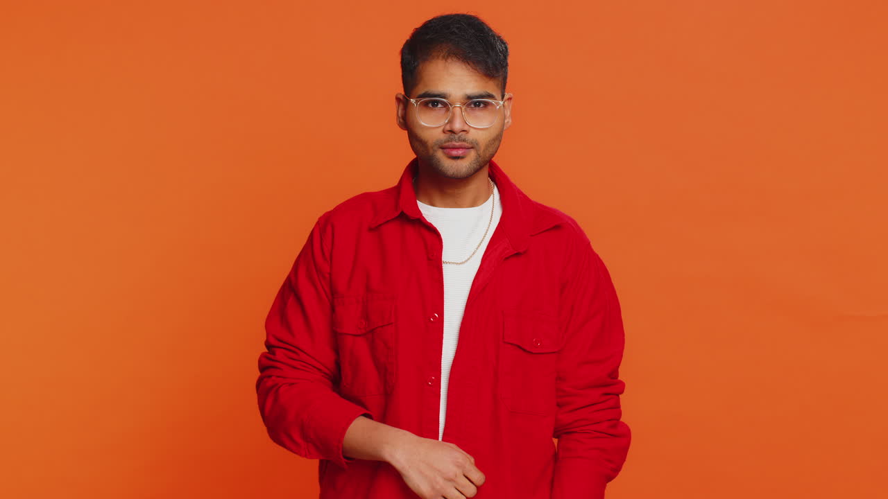 Indischer Mann hebt den Daumen hoch, stimmt zu oder gibt eine positive Antwort, empfiehlt Werbung, gefällt gute Idee