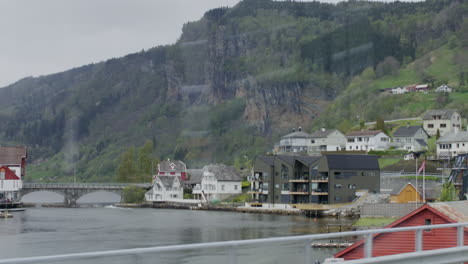 imagen de un pequeño pueblo de pescadores en vestlands, noruega