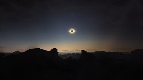 Zeitrafferbewegung-Der-Wolken-über-Der-Sonnenfinsternis-Auf-Felsiger-Landschaft-In-Der-Abenddämmerung