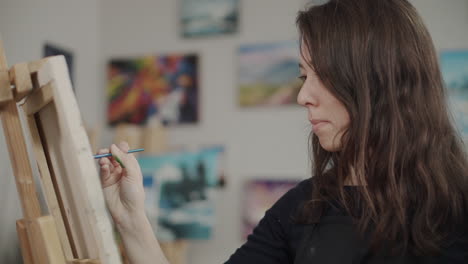 mujer pintando en un estudio de arte