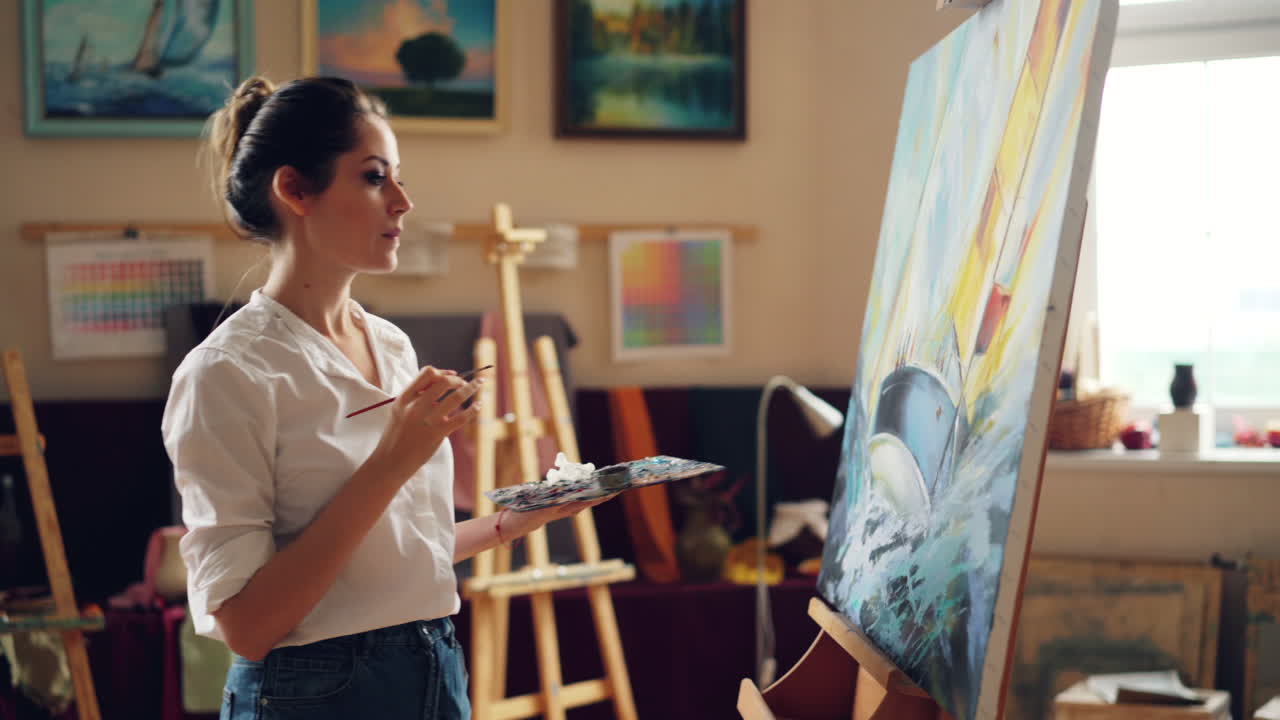 미술 스튜디오에서 그림 그리는 여자