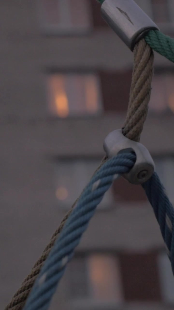 Rete da arrampicata e finestre di casa la sera