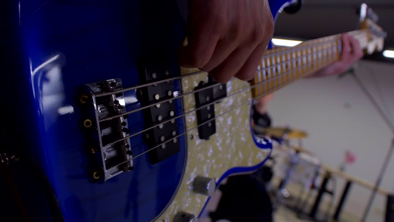 Uomo che suona la chitarra, mano in primo piano.