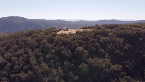 Dos-Vehículos-Alcanzaron-Un-Majestuoso-Mirador-En-Hollister-Hills,-Sobrevuelo-Aéreo