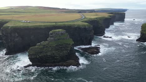 Kilkee-Schroffe-Küstenklippen-Mit-üppigem-Grün-Und-Dynamischen-Meereswellen