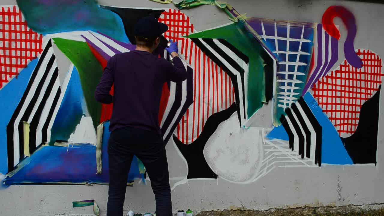 Processo di Creazione di Graffiti, Recinzione. L'Artista Disegna Graffiti